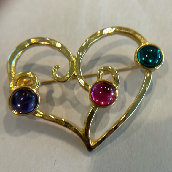Gold tone heart shaped brooch - Picture 4 of 5